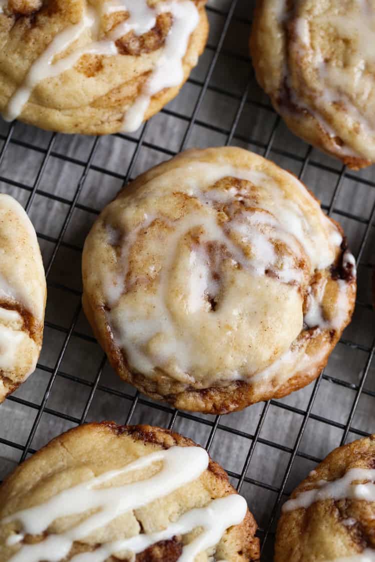 Cinnamon roll cookie